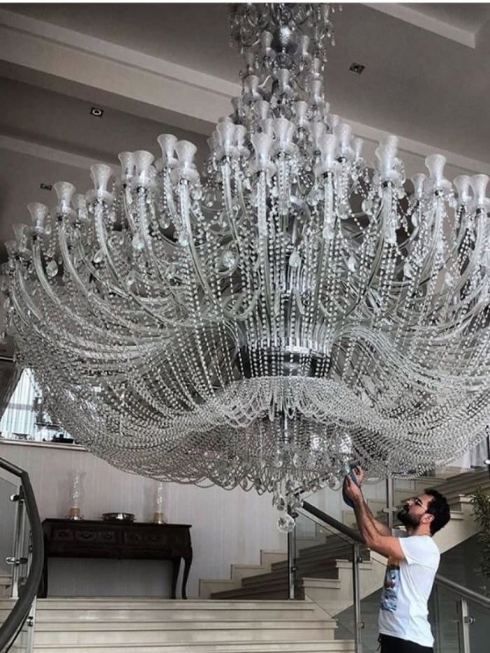 Luciano Camargo impressiona internautas com o tamanho do lustre de sua casa
