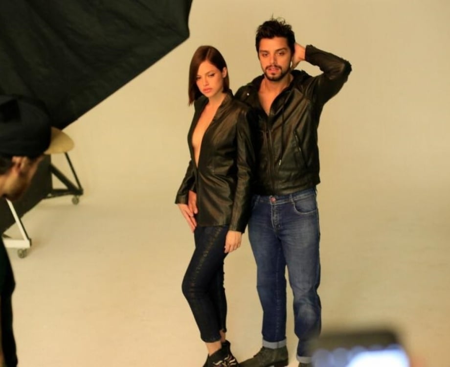 Agatha Moreira e Rodrigo Simas posam juntos em campanha.