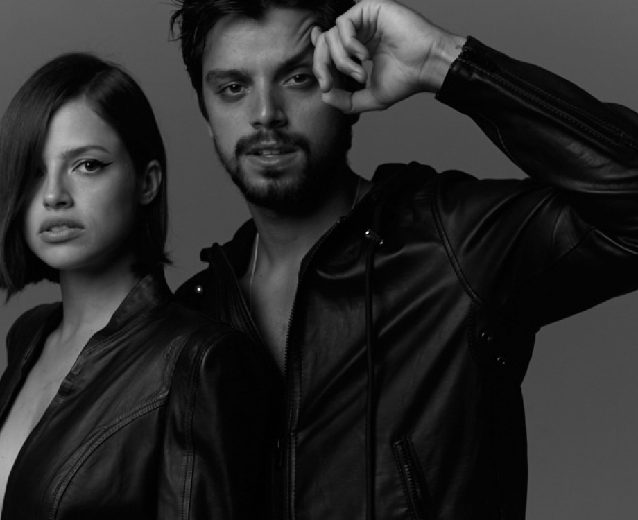 Agatha Moreira e Rodrigo Simas posam juntos em campanha.