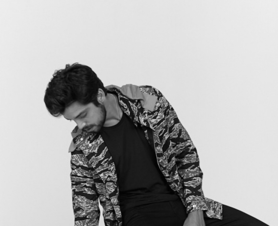 Agatha Moreira e Rodrigo Simas posam juntos em campanha.