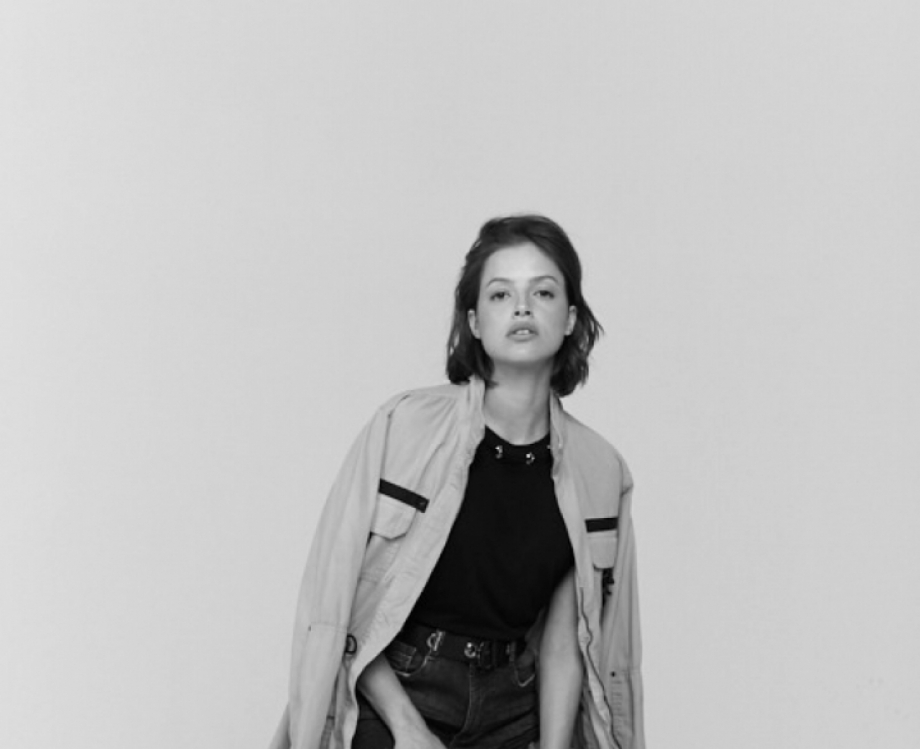 Agatha Moreira e Rodrigo Simas posam juntos em campanha.