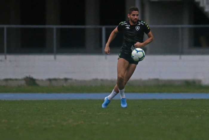 O zagueiro Gabriel no treino 
