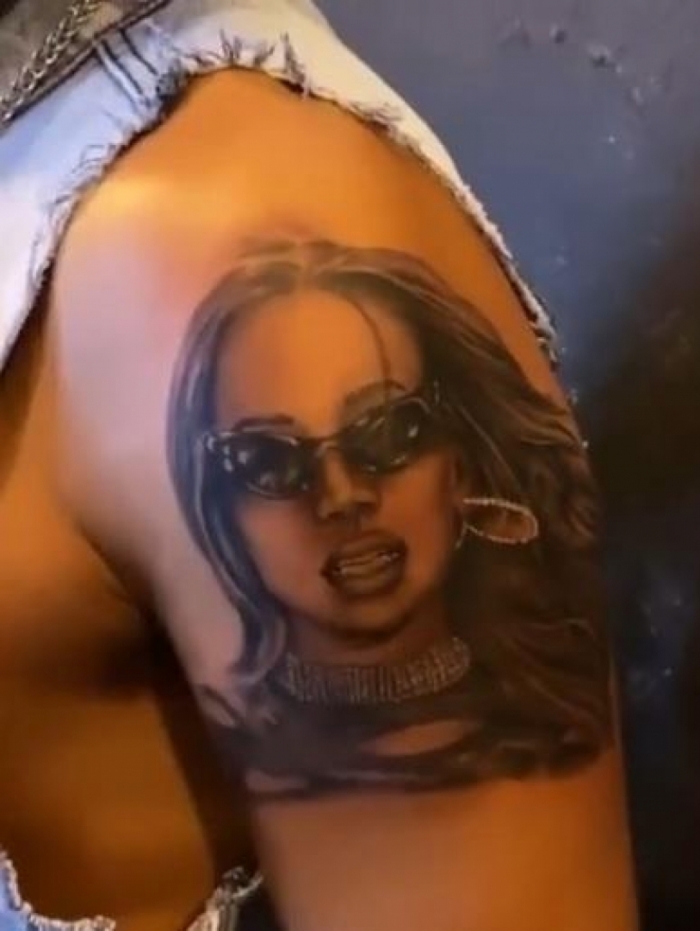 MC faz homenagem a Anitta e tatua rosto da funkeira no braço: 'Anitta é o tesouro da nossa música'