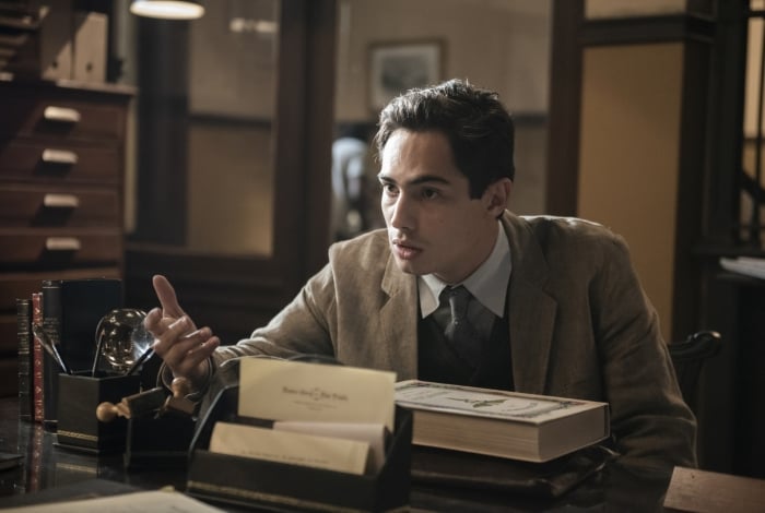 Carlos (Danilo Mesquita) vai ao banco e descobre os juros na dívida do imóvel da família, em 'Éramos Seis'