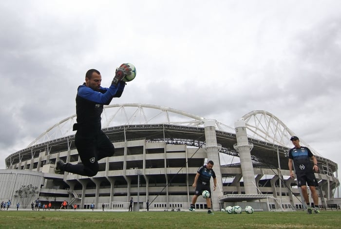 Cavalieri voa durante o treino do Botafogo