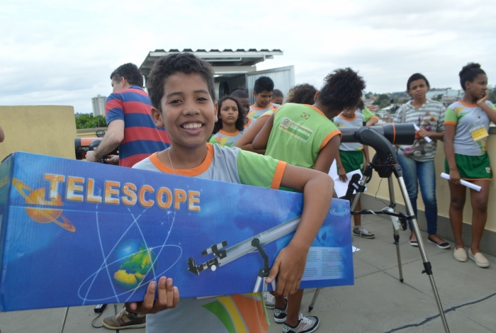 Israel Carvalho, 11 anos, ganhou um telescópio e sonha ser astronauta