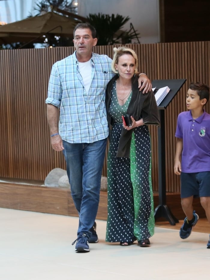 Ana Maria Braga passeia com novo namorado