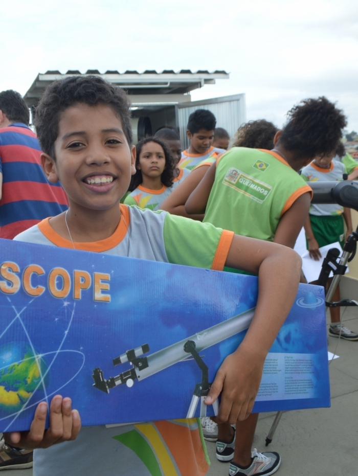Israel Carvalho, 11 anos, ganhou um telescópio e sonha ser astronauta