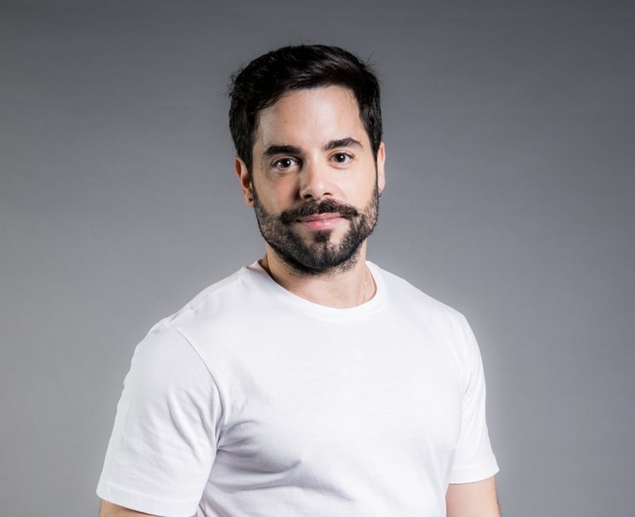 O ator Pedro Carvalho comemora aceitação do público ao casal Abel e Britney (Glamour Garcia) na novela das 21h
