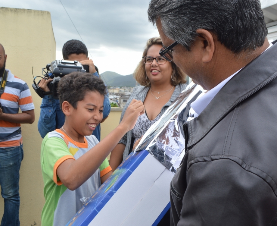Israel Carvalho, 11 anos, ganhou um telescópio e sonha ser astronauta