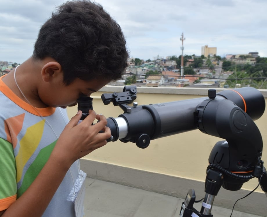 Israel Carvalho, 11 anos, ganhou um telescópio e sonha ser astronauta