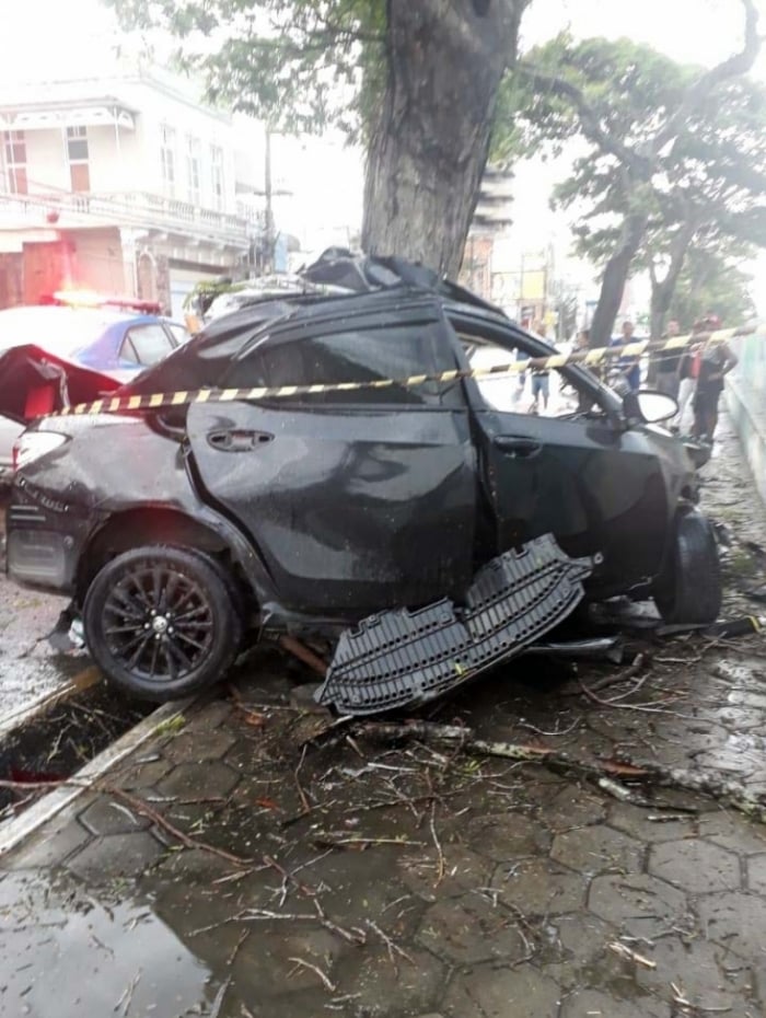 Acidente aconteceu no fim da madrugada desta sexta
