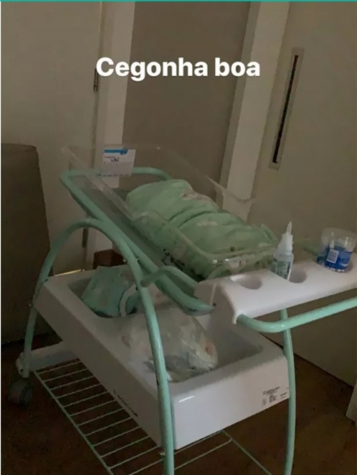 Letícia Colin mostra foto do filho 