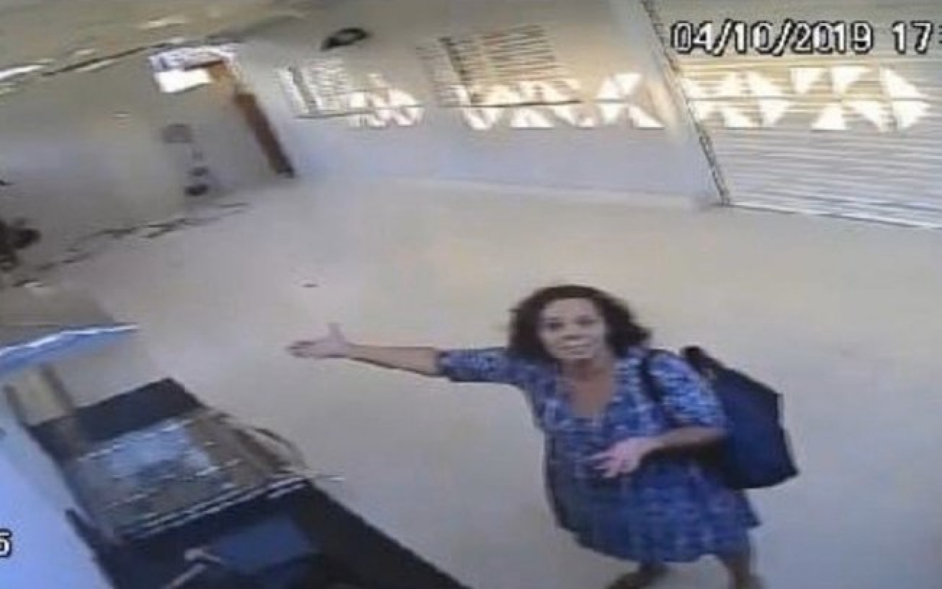 Mulher engolida por portão