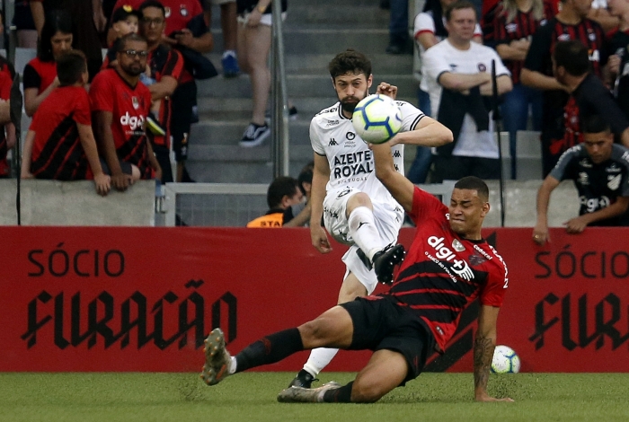 João Paulo tenta ultrapassar Thonny Anderson. O volante alvinegro teve atuação bem discreta