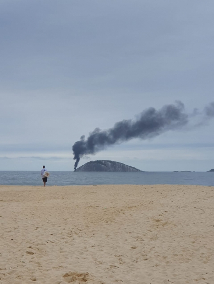 Barco pegou fogo na tarde deste domingo nas Ilhas Cagarras 