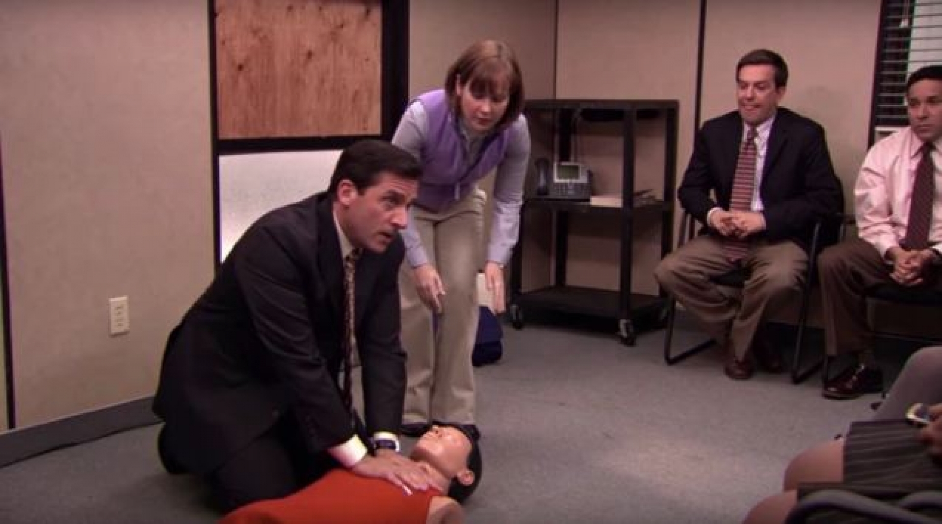 Personagem de Steve Carell aprende a fazer RCP ao som de música do Bee Gees