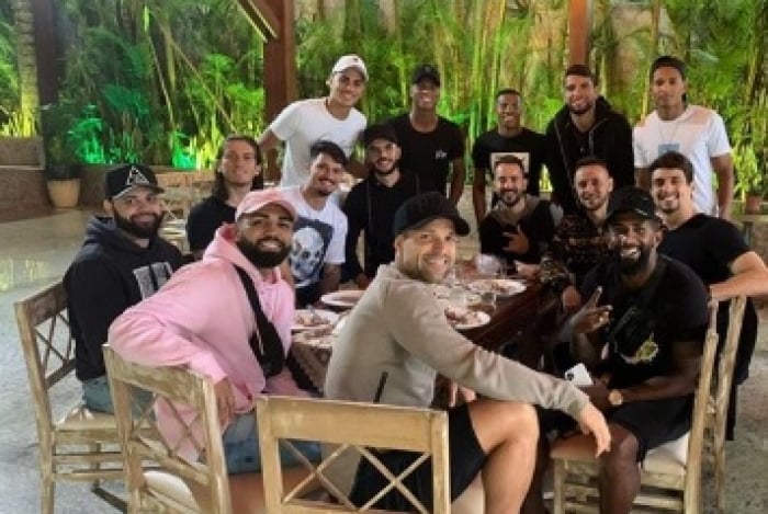 Elenco do Flamengo se reuniu para jantar nesta segunda-feira 