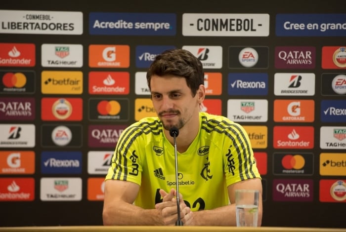 Rodrigo Caio conversou com os jornalistas depois do treino do Flamengo