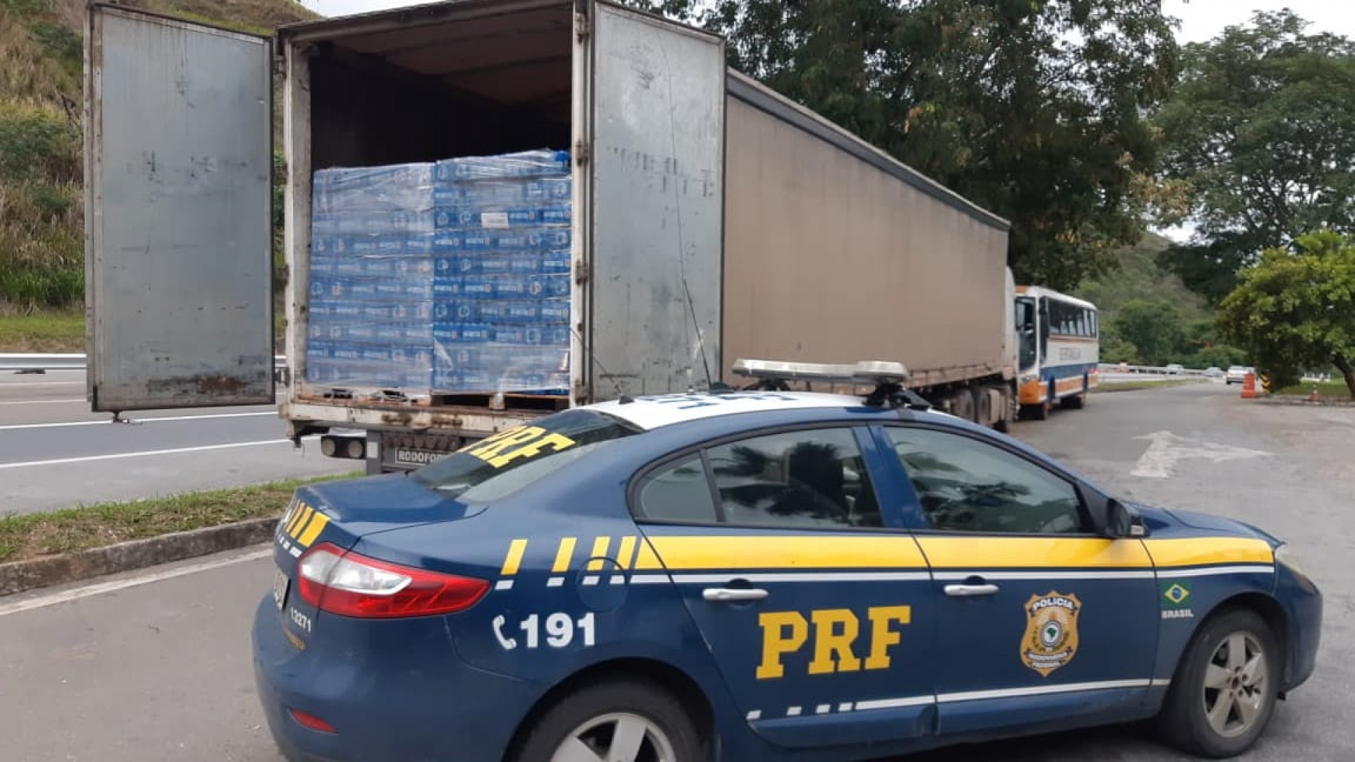 A carga de cerveja apreendida na Washington Luís