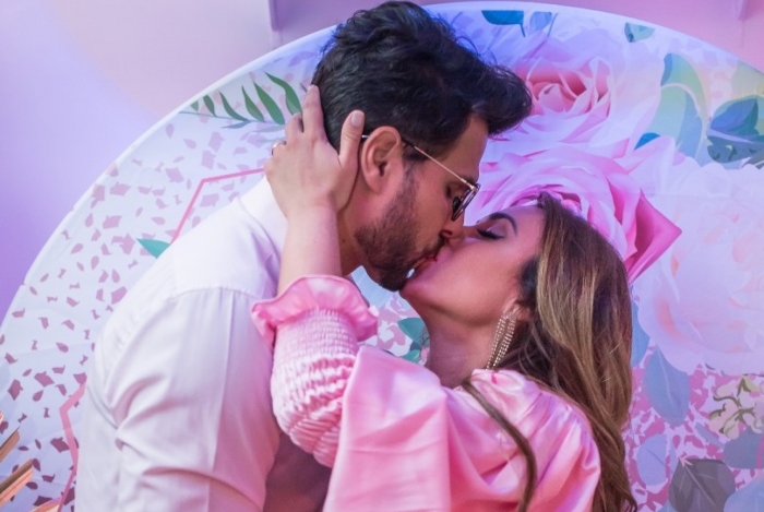 Nicole Bahls comemora aniversário 