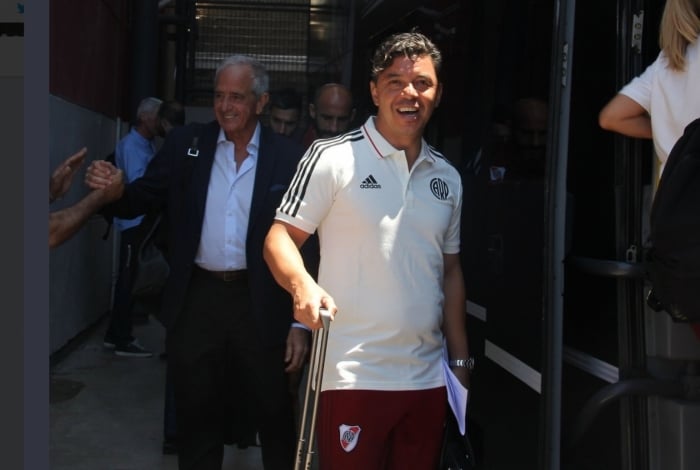 Jogadores do River Plate se encaminhando para o aeroporto 