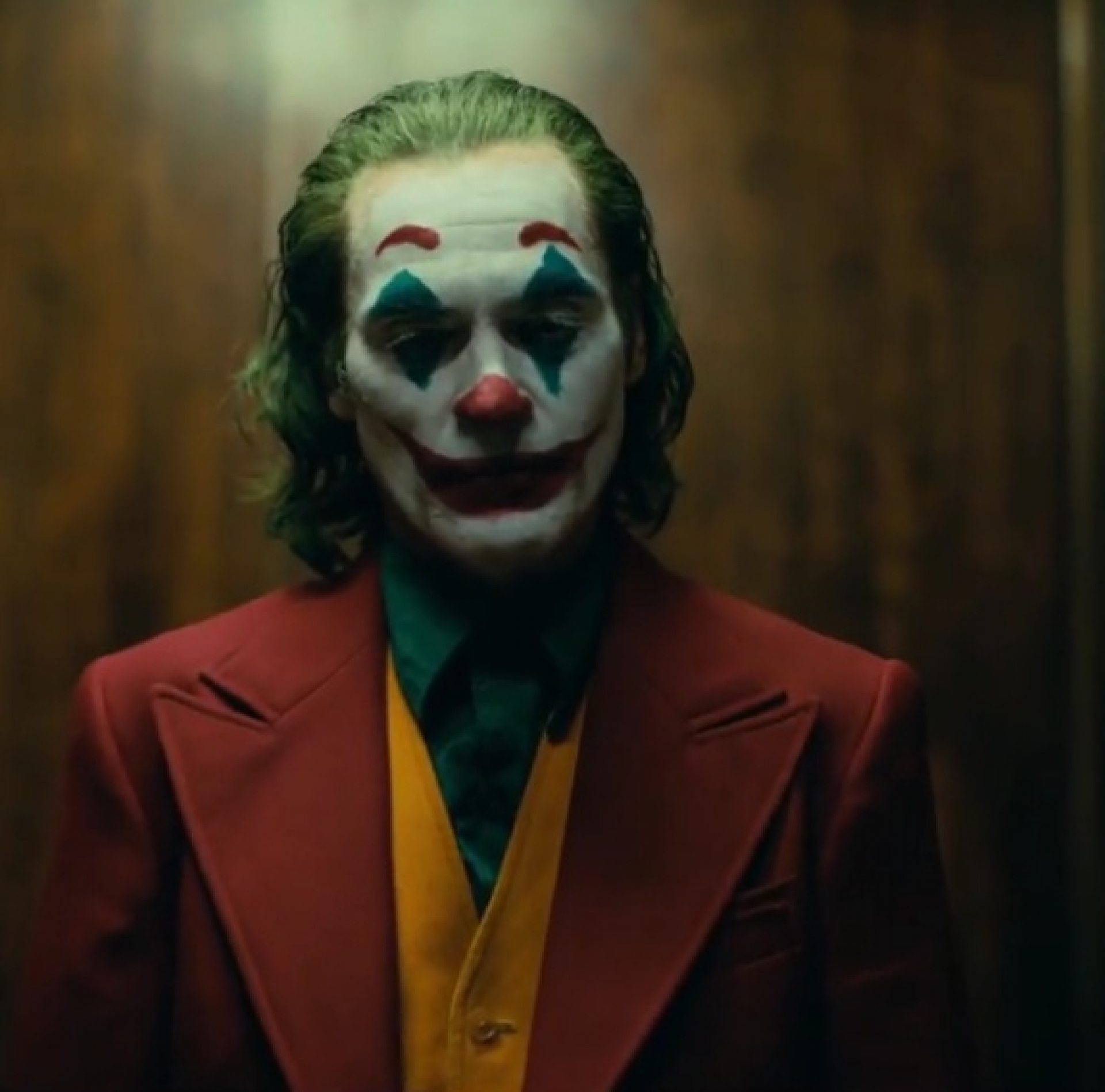 Vídeo: Joaquin Phoenix é reconhecido por brasileira que pergunta se ele é o Coringa