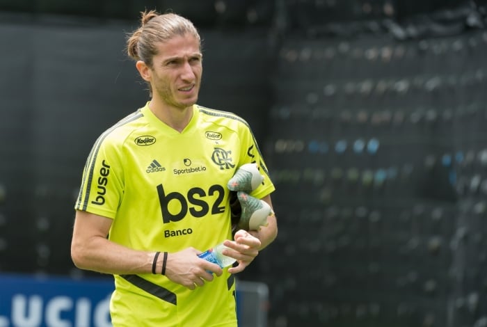 Filipe Luís participa de primeira atividade do Flamengo em Lima; lateral promete 'pés no chão'