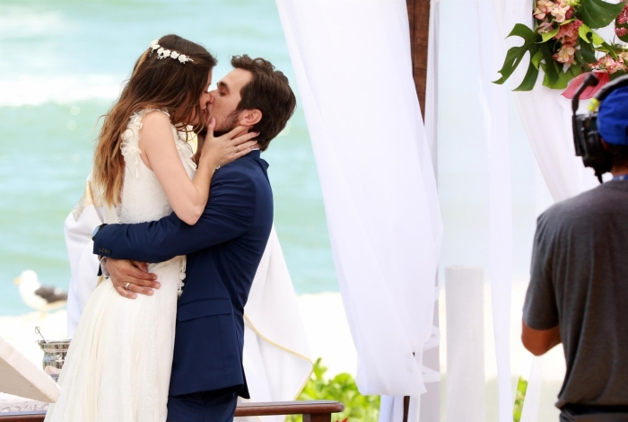  Atores gravam cenas de 'Salve-se quem puder' na praia do Grumari