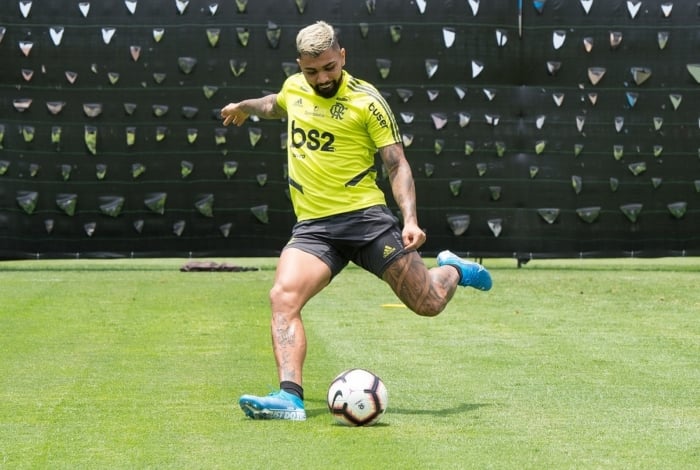 Gabigol treina finalização na primeira atividade do Flamengo em Lima
