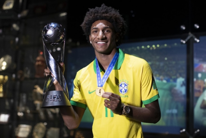 Talles Magno recebe medalha do Mundial Sub-17 e entrega taça ao Museu Seleção Brasileira
