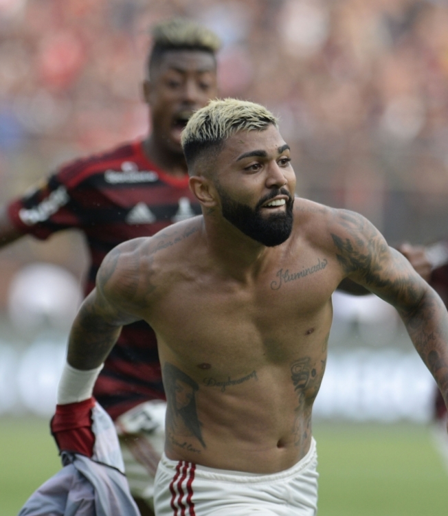 Flamengo's Gabriel Barbosa celebrates after scoring against Argentina's River Plate during the Copa Libertadores final football match at the Monumental stadium in Lima, on November 23, 2019. (Photo by Ernesto BENAVIDES / AFP)