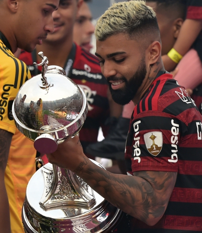 Flamengo's Gabriel Barbosa holds the trophy after winning the Copa Libertadores final football match by defeating Argentina's River Plate, at the Monumental stadium in Lima, on November 23, 2019. (Photo by CRIS BOURONCLE / AFP)