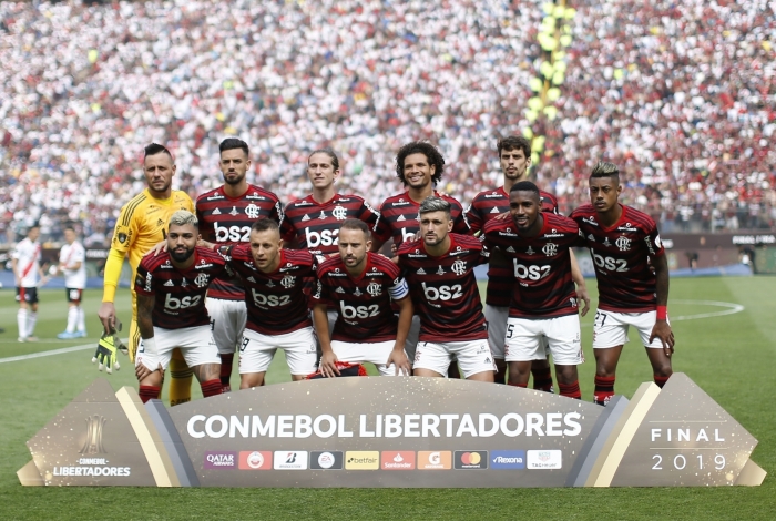 Players of Brazil's team Flamengo pose for pictures before their Copa Libertadores final football match against Argentina's River Plate, at the Monumental stadium in Lima, on November 23, 2019. (Photo by Luka GONZALES / AFP)
