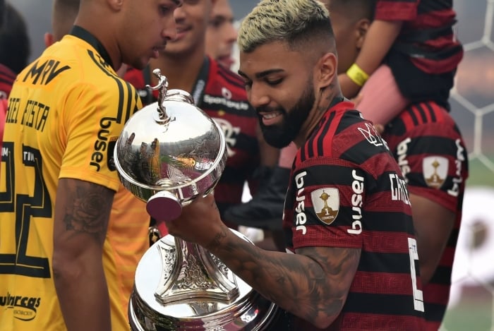 Flamengo's Gabriel Barbosa holds the trophy after winning the Copa Libertadores final football match by defeating Argentina's River Plate, at the Monumental stadium in Lima, on November 23, 2019. (Photo by CRIS BOURONCLE / AFP)