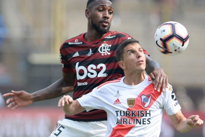 Nacho Fernández disputa a bola com Gerson, do Flamengo, na final da Libertadores de 2019