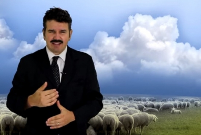 Apóstolo Arnaldo comanda cultos na igreja IEPG