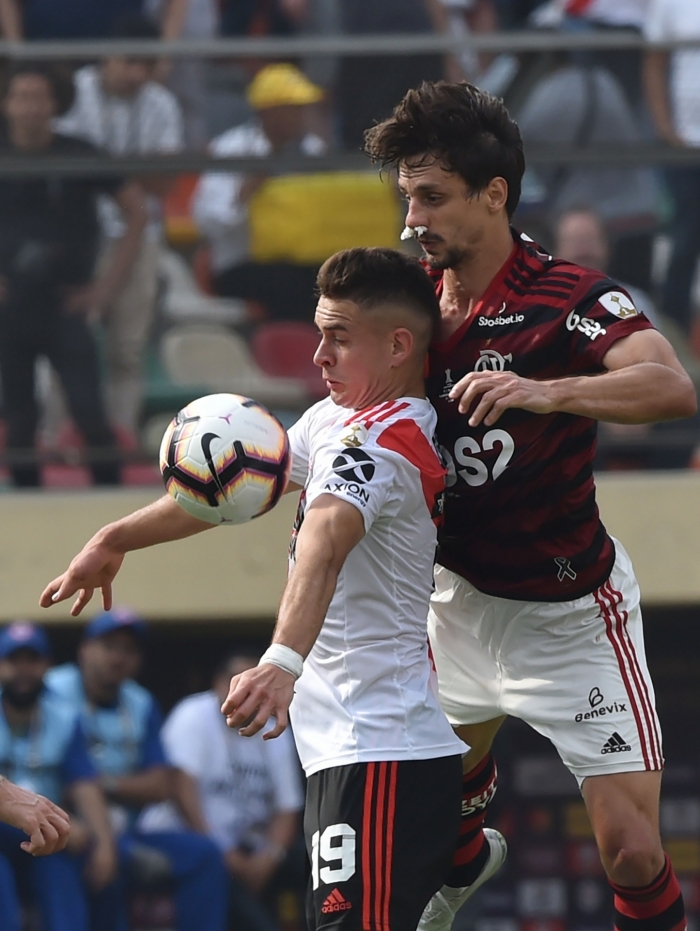 O zagueiro Rodrigo Caio marca o atacante Borré durante a decisão