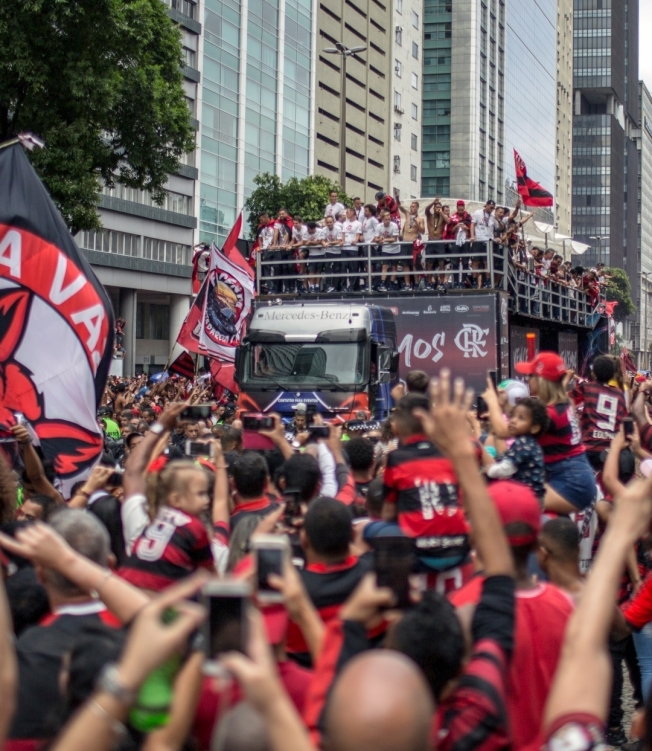 Flamengo players take part in a celebration parade atop a truck, upon arrival following their Libertadores final match victory over Argentina's River Plate, in Rio de Janeiro, Brazil on November 24, 2019. (Photo by Daniel RAMALHO / AFP)
      Caption