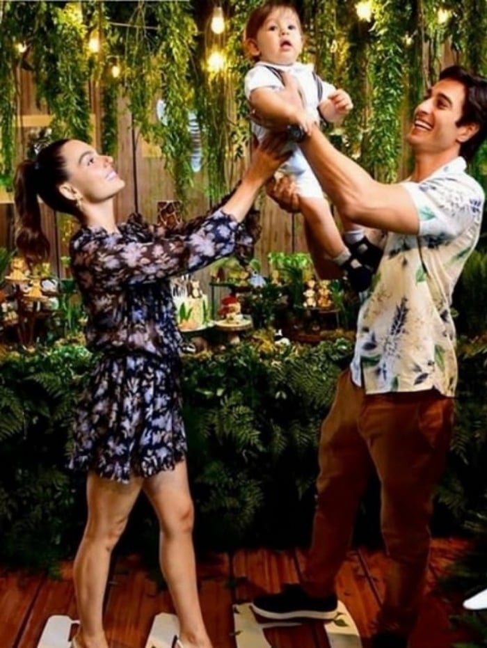 Isis Valverde com a família