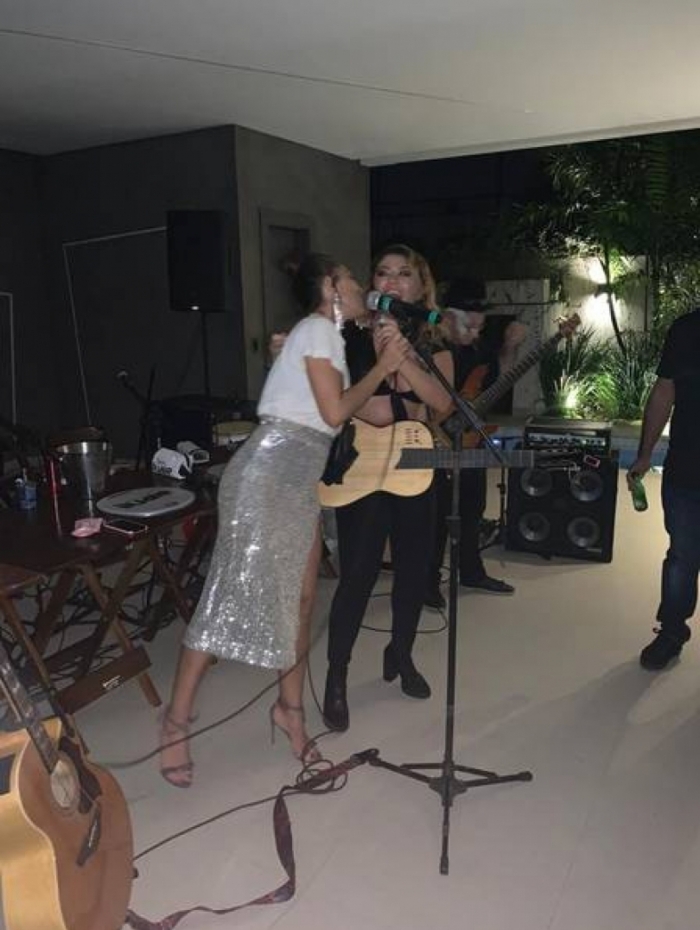 Juliana Paes com a cantora Luka