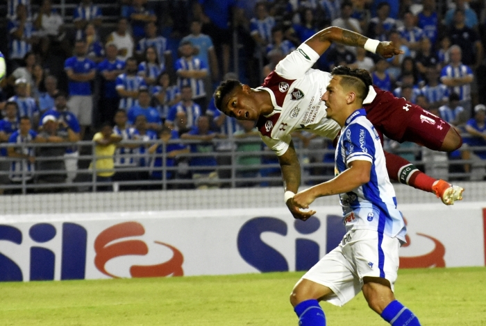 O colombiano Yony González se joga para fazer o gol da vitória do Fluminense no Rei Pelé