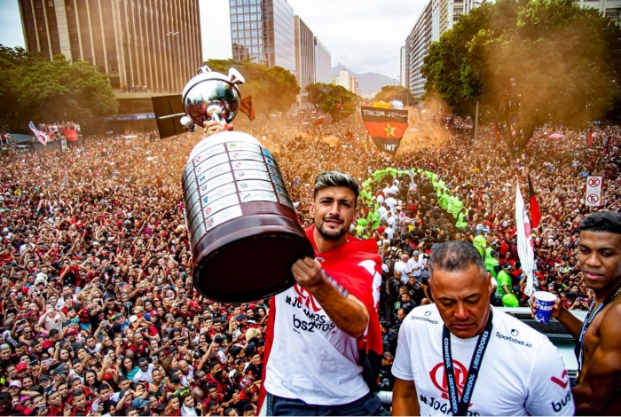 Troféu da Libertadores foi apresentado para a Nação no domingo. Amanhã, a taça do Brasileiro será entregue no Maraca, contra Ceará