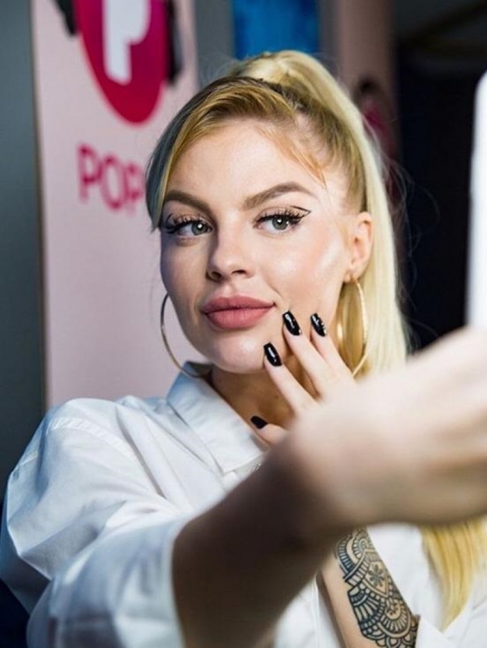 Lu&iacute;sa Sonza &eacute; pura simpatia em esmalteria 