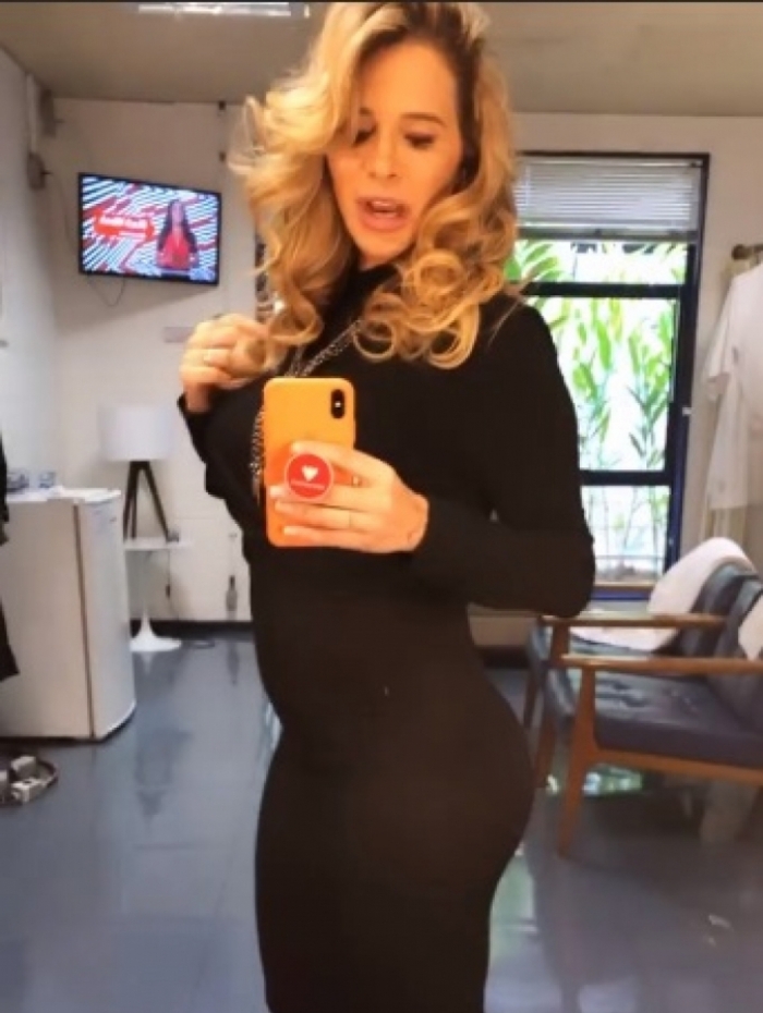  Dany Bananinha mostra a barriguinha de gravidez