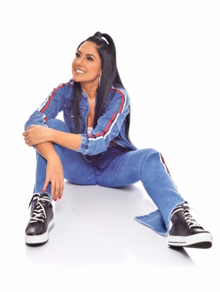 MC Rielle adere a penteado da moda