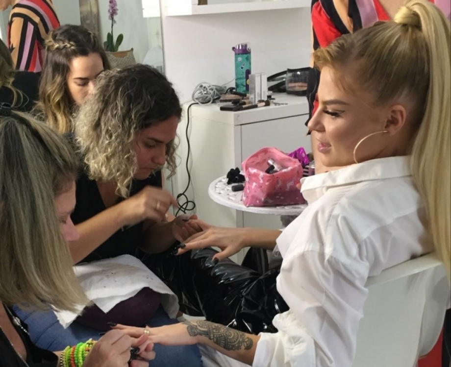 Lu&iacute;sa Sonza &eacute; pura simpatia em esmalteria 