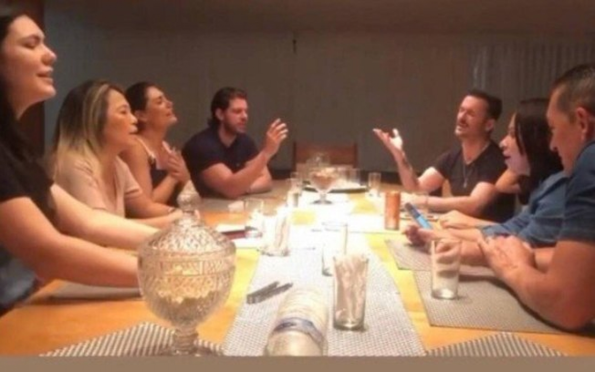 Em diversos vídeos publicados no Stories, o casal aparece com amigos de Michelle cantando músicas religiosas