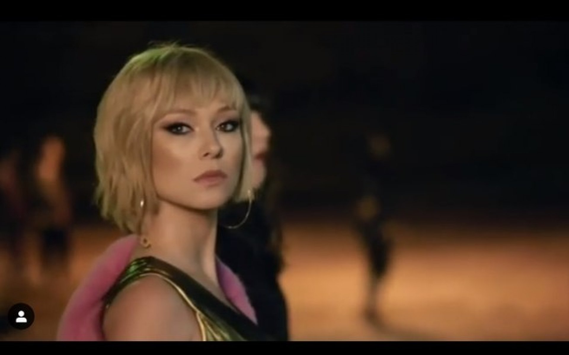 Day Mesquita caracterizada como Poderosa
