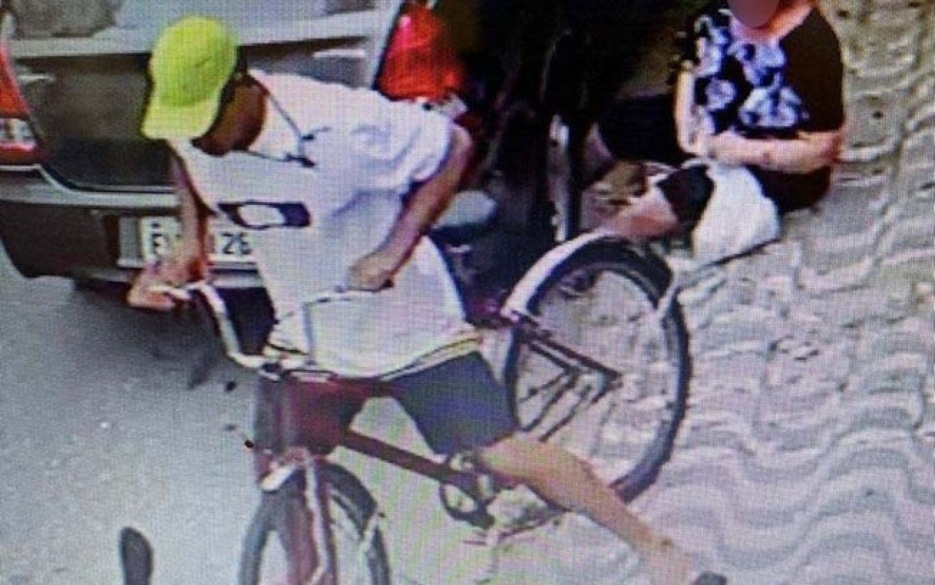 Idosa caminhava com sacolas na mão em Santos, litoral Paulista, quando o assaltante, em uma bicicleta, invade a calçada e tenta puxar uma das bolsas